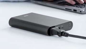 飛行機持ち込みもOK コンセントが付いた大容量モバイルバッテリー サンワサプライから