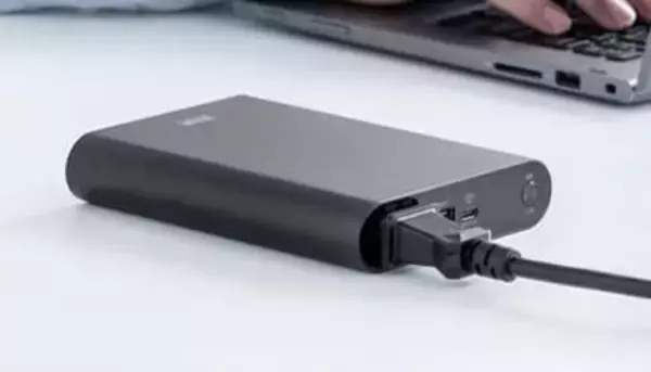 飛行機持ち込みもOK コンセントが付いた大容量モバイルバッテリー サンワサプライから