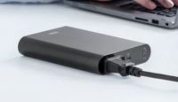 飛行機持ち込みもOK コンセントが付いた大容量モバイルバッテリー サンワサプライから