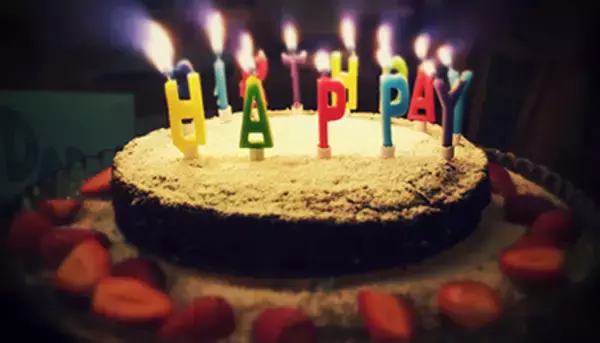 Snow Man・佐久間大介さん、祝30歳！ 芸人・AMEMIYAさんが熱唱した、冷やし中華ならぬ「癒し佐久間」