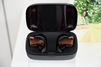 「補聴器はまだ早い」という人に　ユーキャンが耳をふさがない集音器「テルマホン」を発売