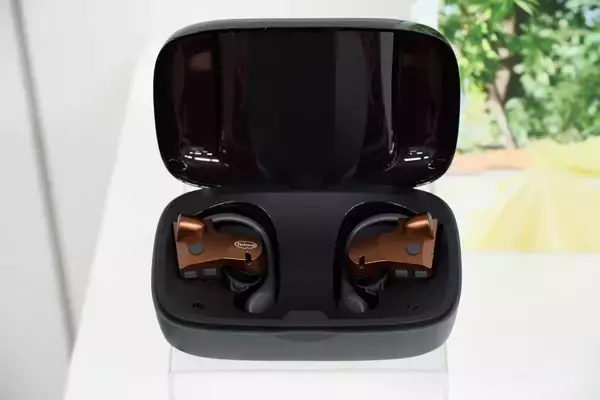 「補聴器はまだ早い」という人に　ユーキャンが耳をふさがない集音器「テルマホン」を発売