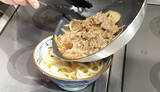 「丸亀製麺初！　目の前で牛肉を焼く「焼きたて肉うどん」が新定番デビュー」の画像1