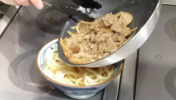 丸亀製麺初！　目の前で牛肉を焼く「焼きたて肉うどん」が新定番デビュー