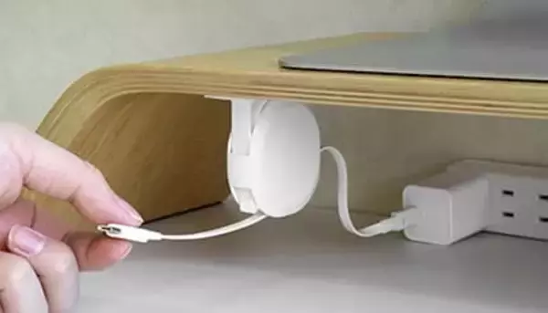 サッと引き出せてスタンドで固定できる オウルテックの巻き取り式USBケーブル