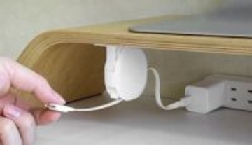 サッと引き出せてスタンドで固定できる オウルテックの巻き取り式USBケーブル