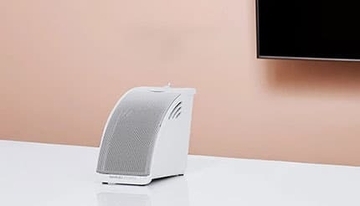 テレビの音が聞き取りやすくなる「ミライスピーカー・ミニ」に新色ホワイト、音量を上げずに言葉がくっきり