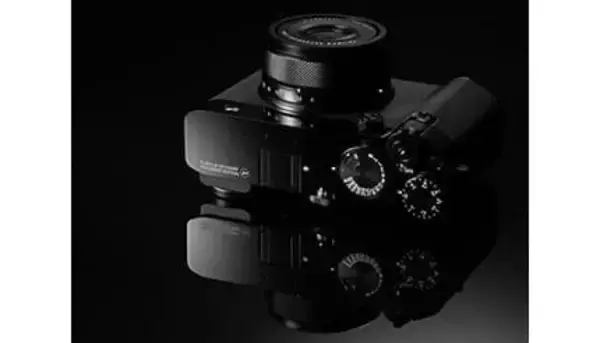 FUJIFILMのデジカメ「GFX100RF」が「fragment design」とコラボ 数量限定で抽選販売