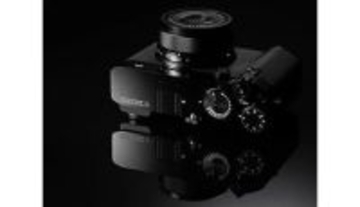 FUJIFILMのデジカメ「GFX100RF」が「fragment design」とコラボ 数量限定で抽選販売