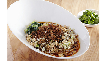 雲林坊の成毛オーナーシェフが監修、萬年堂が「汁なし担担麺（冷凍）」を発売