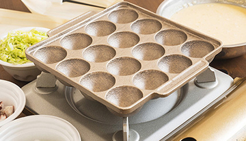 これ1台で専門店の本格的なたこ焼きに！　四隅まで焼ける究極の「takotto」