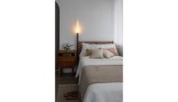 シェードもベースもない壁に立てかけるだけ！新発想フロアライト「NYOI」