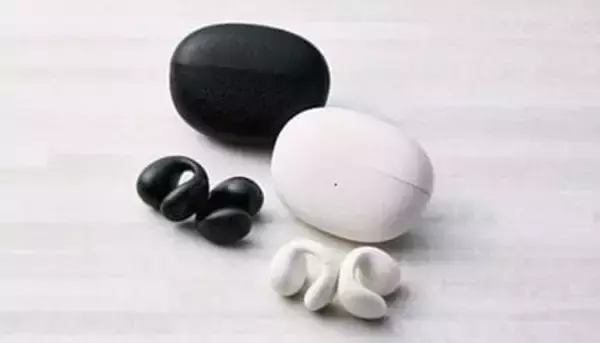 レザー調で耳を塞がない エレコムのオープンイヤー完全ワイヤレスイヤホン「LBT-OWS03」