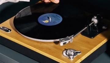 竹素材の存在感 無線接続で初心者も楽しめるレコードプレイヤー 完実電気から