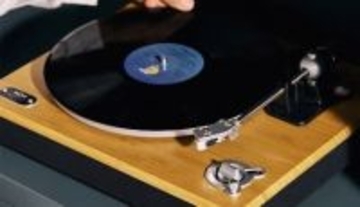 竹素材の存在感 無線接続で初心者も楽しめるレコードプレイヤー 完実電気から