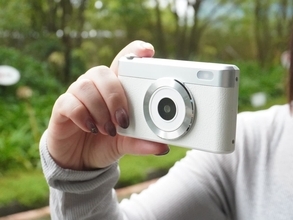 「スマホ＋コンデジ」で写真撮影はもっと楽しくなる、KEIYOの「チルト式WiFiデジタルカメラ AN-DC006」を試す