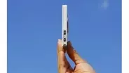 厚みは1センチ以下！ 指でつまめる超薄型デジカメ フィルター機能で“映え”を演出