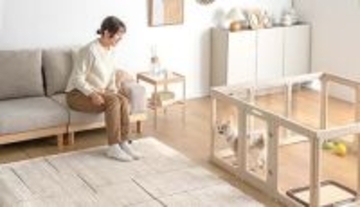 愛犬のストレスに配慮！ 圧迫感ゼロの透明ペットサークルがタンスのゲンから