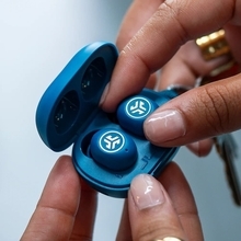 JLab史上最少 ケースが50％小さいワイヤレスイヤホン「JBuds Mini ANC」