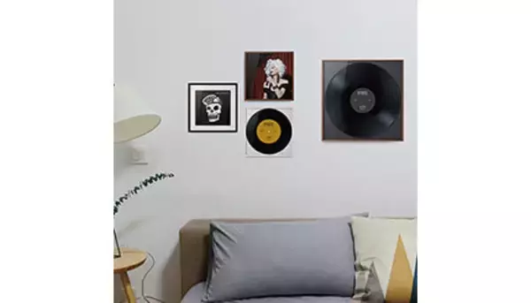 レコードが飾れるフレームがハクバから、2サイズ各3色をラインアップ