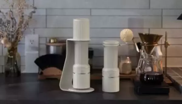 バリスタ世界一が認めたコーヒーミルに新色、手挽き＆電動2WAYグラインダー