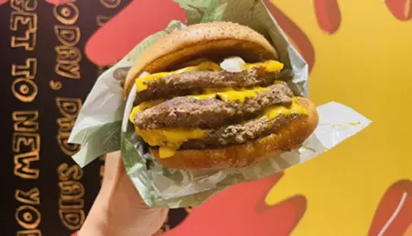 期間限定「炙り醤油風 トリプル肉厚ビーフ」を実食！　食欲をそそる見た目