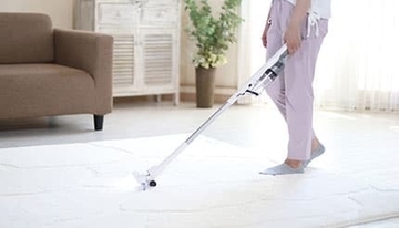 ドウシシャ、自走式ヘッドでスイスイと前進、軽量ボディーの「コードレススティッククリーナー」