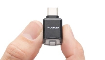 スマホのデータをワンボタンでバックアップ サンワサプライの超小型microSDカードリーダー