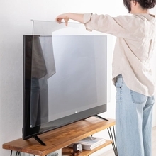 テレビの画面をキズから守る！ 取り付けも簡単な保護パネルに55型・65型対応製品が登場