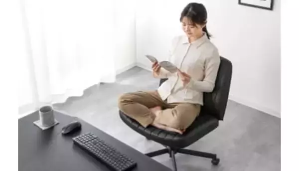 あぐらで座れる新発想の椅子、長時間のPC作業が楽になる「超ワイドチェア」