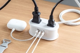 コンパクトなのに5台同時充電 コードも収納できる サンワサプライの5in1モバイルタップ