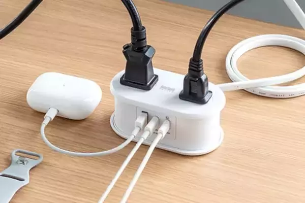 コンパクトなのに5台同時充電 コードも収納できる サンワサプライの5in1モバイルタップ