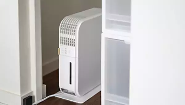 気になるクローゼットの湿気を解決、ビックカメラのオリジナル小型除湿器
