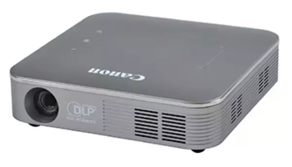 本体だけでも使える小型・軽量プロジェクター　Wi-Fiでウェブ閲覧可能