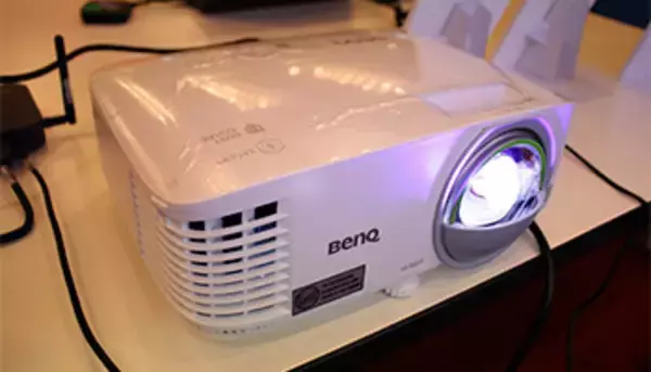BenQ、日本初上陸のビジネス向けAndroidプロジェクター　一歩の距離で80インチの大画面