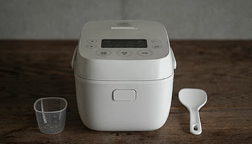 高伝熱「2.5mm極厚まる釜」採用、3合炊けるビックカメラのオリジナルブランド炊飯器