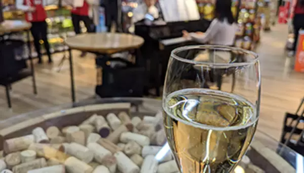 ビックカメラ、なぜ1日300人が呑みに来る「試飲カウンター」を設置したのか