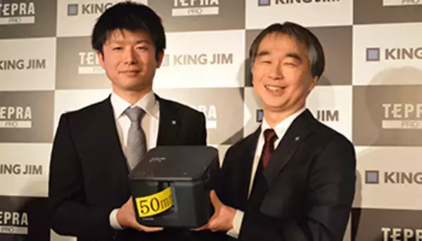 でっかい「テプラ」が新登場、幅広テープ対応の狙いは？