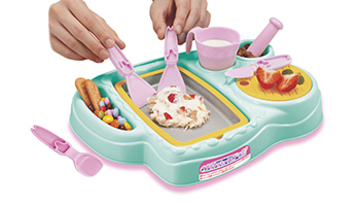 コーンフレークやフルーツをまぜまぜ、子どもと“映える”ミックスアイスをつくろう