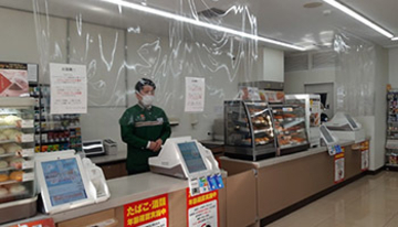 「間仕切り」「座席の間引き」「レジ待ち間隔」、セブン-イレブンの新型コロナ感染防止策