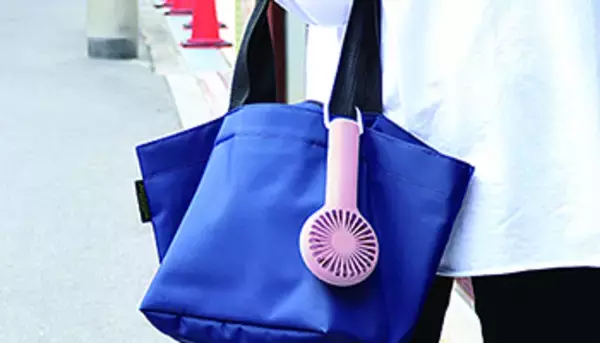真夏日の必需品、ビックカメラが「カラビナ付きハンディファン」を1480円で発売
