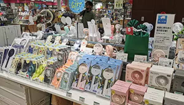 マスクの次は「ハンディファン」！　今年のトレンドは“ステルス”