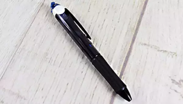 書く・修正を1本で完結！　便利な多機能ペン「アクロボール ホワイトライン」