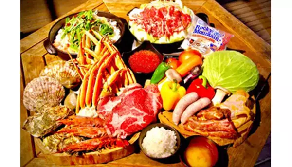 ズワイガニやステーキなど全30種が食べ放題、屋外で安心のバイキングがスタート
