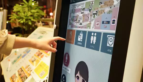 「AIさくらさん」による非接触の案内で安心、ららぽーと新三郷で