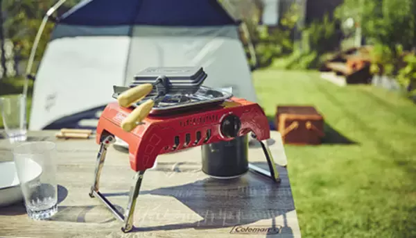コールマン、テーブルが熱くならない「ガスコンロ」とサイト全体を照らす「ガスランタン」