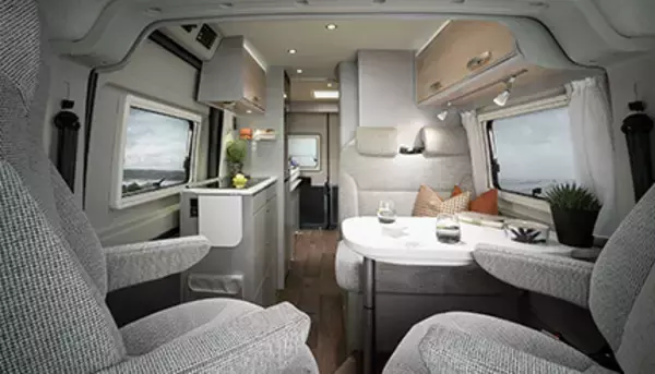 テレワークや災害時にも使えるキャンピングカー、幕張メッセに330台以上が集結