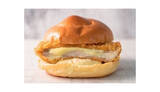 「「チーズインファミチキ」が再び！　バーガー専用バンズはふわふわ食感に」の画像1