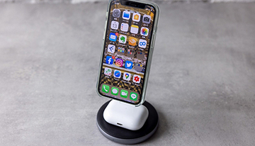iPhoneとAirPodsを同時に充電可能！　ROBOQiのMagsafe対応ワイヤレス充電スタンドの実用性を検証
