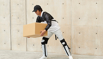 1分で装着できる740gのアシストスーツ、腕と腰を同時に補助